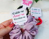 Imagem 1 - Tag com Xuxinha Scrunchie- Outubro Rosa