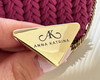 Imagem 1 - Metal com Garras Personalizado Triangular 4,0x2,2cm