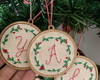 Imagem 1 - Enfeite de Natal com a Inicial Bordada Kit com 2