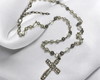 Imagem 1 - Colar com Pérolas de Vidro, Entremeios em Prata e Crucifixo