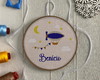 Imagem 1 - Porta Maternidade Menino Bordado Balão Nome Personalizado