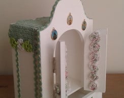 Oratório em MDF enfeitado com crochê