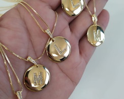 Colar Letra Medalha Cravejada com Zircônia Cristal
