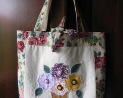 Bolsa floral em patchwork com aplique