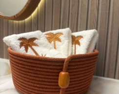 Cesto Organizador Terracota com Toalhas de Lavabo Bordadas