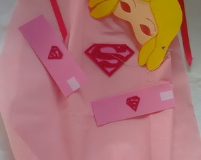 Supergirl ,capa ,máscara e braceletes