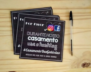 Plaquinhas com a Hashtag do casamento