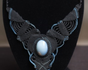 Maxi Colar de Macramê com Pedra da Lua