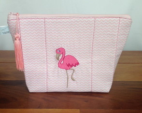 Necessaire com chevron rosa e flamingo