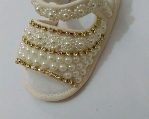 Sandália com pérolas