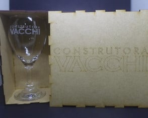 Kit Par de Taça de Vinho + Caixa em mdf Gravada a Laser