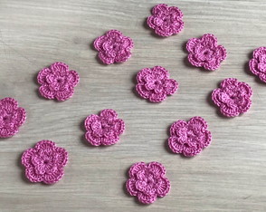 Aplique Mini Flor em Crochê Rosa Balé com 20 Unidades