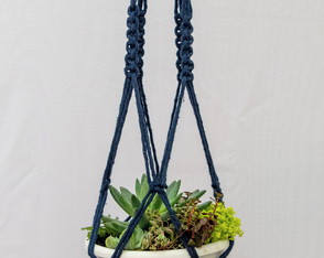 hanger plant suporte em macramê com detalhes em madeira