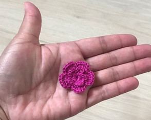 Aplique Mini Flor em Crochê Rosa Choque com 20 Unidades