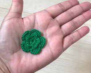 Aplique Mini Flor em Crochê Verde Bandeira com 20 Unidades