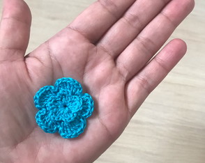 Aplique Mini Flor em Crochê Azul Turquesa com 20 Unidades