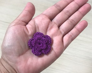 Aplique Mini Flor em Crochê Roxo 20 Unidades