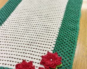 Caminho de Mesa Canto Flor Crochê 130x40cm