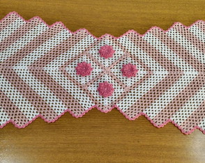 Caminho de Mesa Losangos Flor Crochê - Opção 2