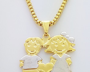 Colar Pingente Casal De Filhos Banhado Ouro. C3p66