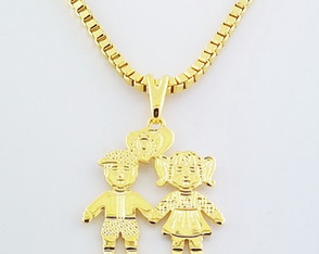 Colar Pingente Casal Filhos Banhado Ouro. C3p484