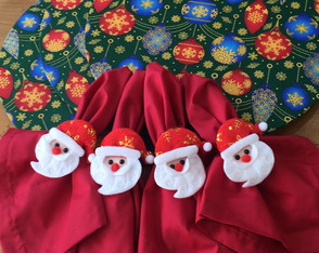 Kit Mesa 4 Lugares Bolinhas Natal (capa, Guardanapos e Pg)