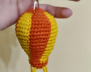 Chaveiro Balão de Ar Quente Amigurumi