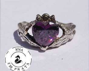 Anel Estilo Claddagh Mãos de Ossos em Prata Envelhecida