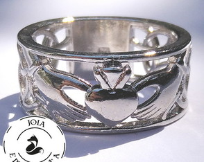 Anel / Aliança Claddagh com Triquetas Celtas em Prata 950