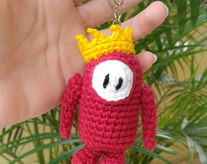 Chaveiro Fall Guys com Coroa Amigurumi crochê