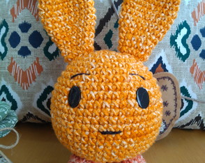 Coelho bolinha amigurumi