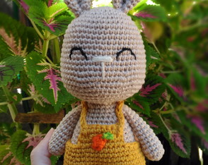 Coelhinho Avelã Amigurumi crochê