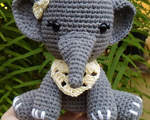 Elefantinha Babalu Amigurumi crochê