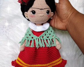 Boneca amigurumi Frida Kahlo grande