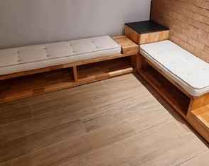 Assento futon com vivo e botonê.