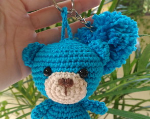 Chaveiro Mini Ursinho com Pompom Amigurumi crochê