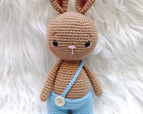 Coelho Coelhinho Amigurumi de Jardineira