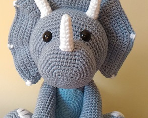 Triceratops Dinossau Amigurum Crochê 32cm em Pé/21cm Sentado