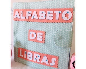 Livro Sensorial em Feltro Alfabeto de Libras