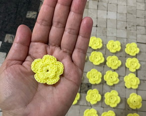 Aplique Mini Flor em Crochê Amarelo com 20 Unidades