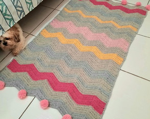 Tapete Chevron com Pompons