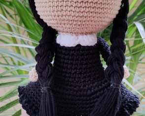 Boneca Wandinha Addams Amigurumi Crochê