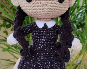 Boneca Wandinha Addams Clássica Amigurumi Crochê