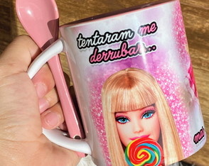 Caneca Rosa com Colher Barbie