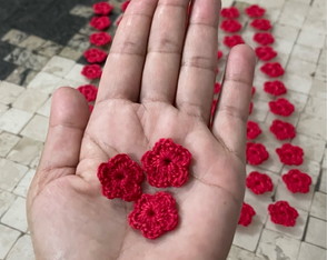 Aplique Mini Flor em Crochê Vermelho Carmim com 25 Unidades