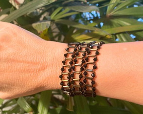 Pulseira Entrelaçada de Cristais Pretos Miçangas Bronze