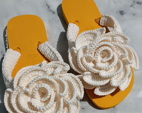 Havaiana Customizada com Flor em Crochê