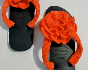 Havaiana Customizada com Flor em Crochê