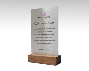 Placa de Homenagem em Aço Inox com Base em Madeira 15x10cm