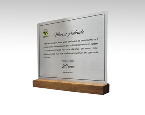 Placa de Homenagem em Aço Inox com Base em Madeira 15x12cm